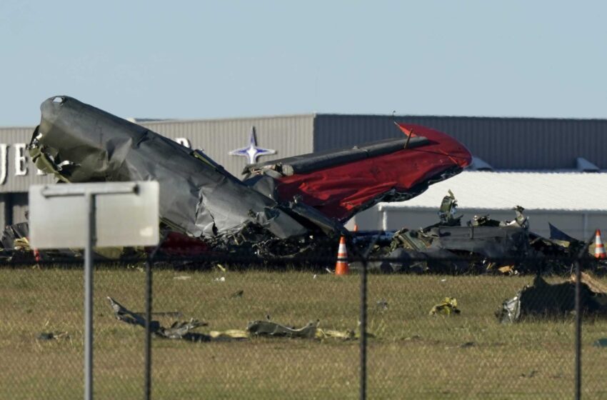  6 muertos al chocar un avión de época en la feria aérea de Dallas