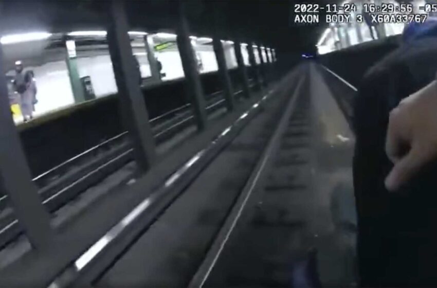  Agentes de la policía de Nueva York y un transeúnte salvan a un hombre que cayó a las vías del metro