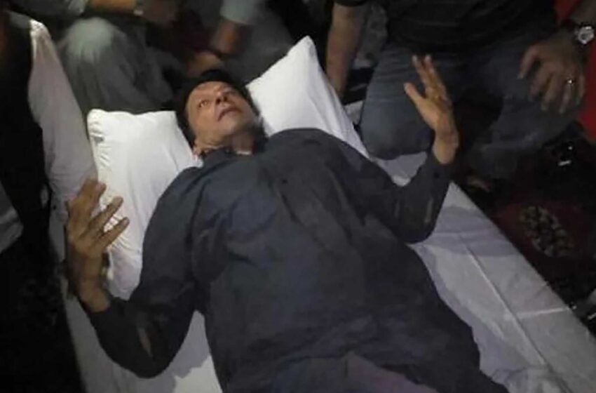 Autoridades: El ex PM de Pakistán, Imran Khan, herido en un ataque con armas de fuego