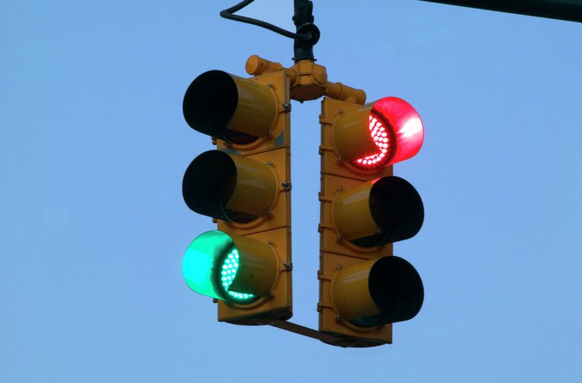  Berkeley avanza hacia la prohibición de todos los giros a la derecha en los semáforos en rojo