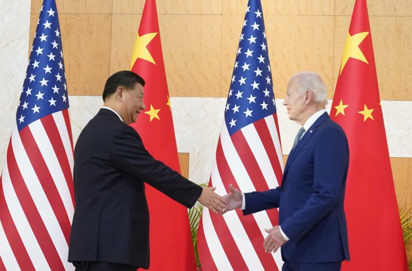  Biden y Xi se dan la mano en su encuentro en medio de las tensiones entre superpotencias