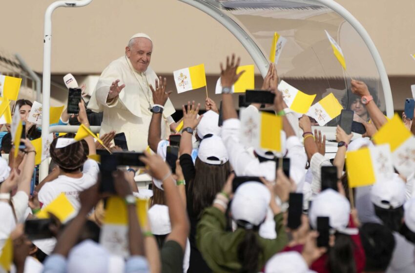  El Papa dice a los jóvenes de Bahrein que busquen consejo real, no Google