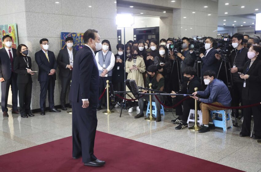  El líder de Corea del Sur es criticado por prohibir el acceso a un avión a un locutor