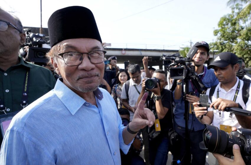  El líder reformista Anwar es nombrado primer ministro de Malasia