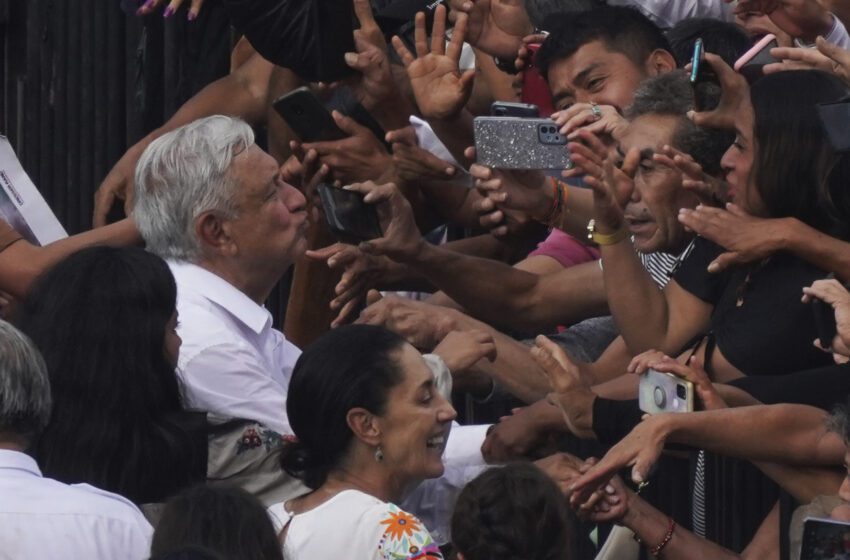  El mexicano López Obrador encabeza una masiva marcha progubernamental