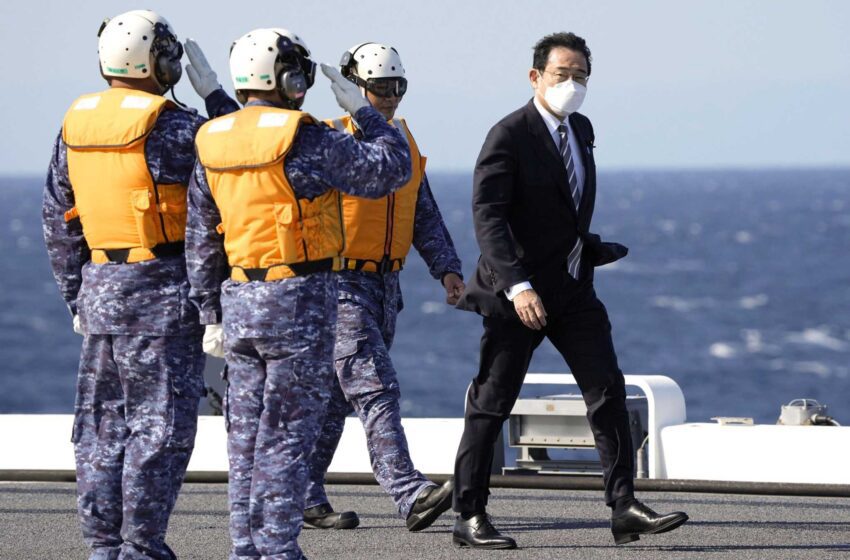  El primer ministro japonés promete reforzar el ejército en la revisión naval internacional