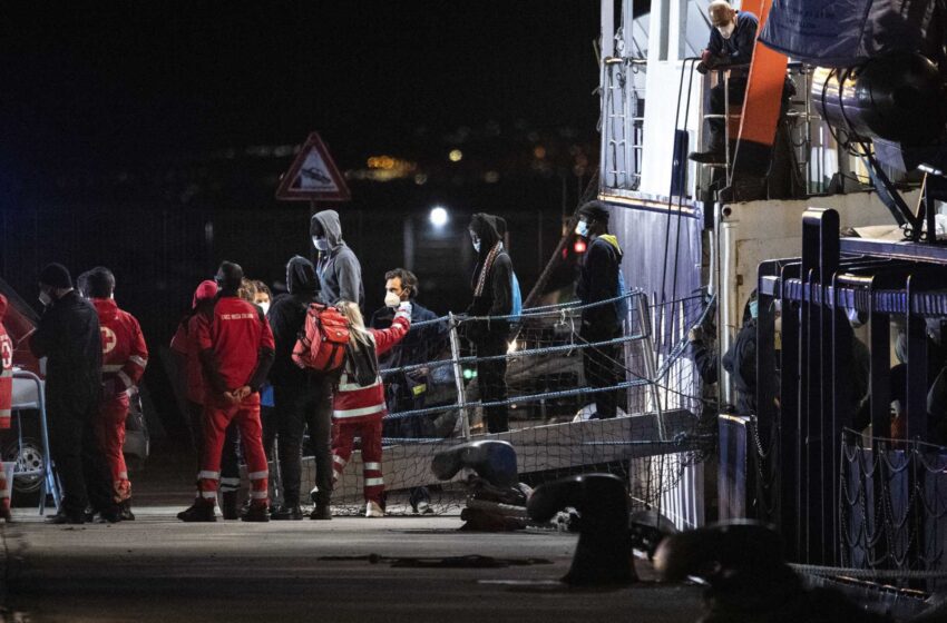  Italia impide que 35 migrantes bajen del barco de rescate en el puerto