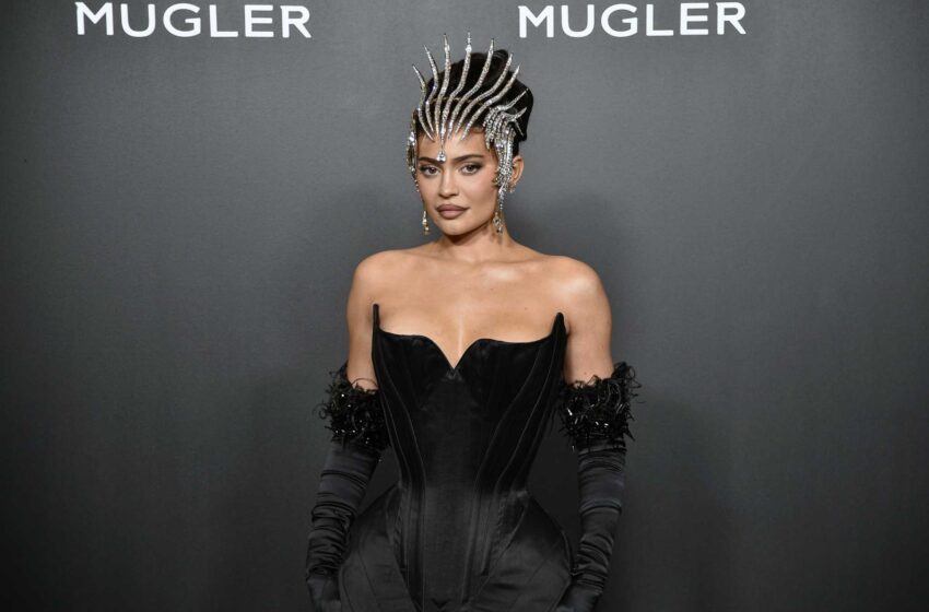  Kylie Jenner y los amantes de la moda elogian a Mugler en el Museo de Brooklyn
