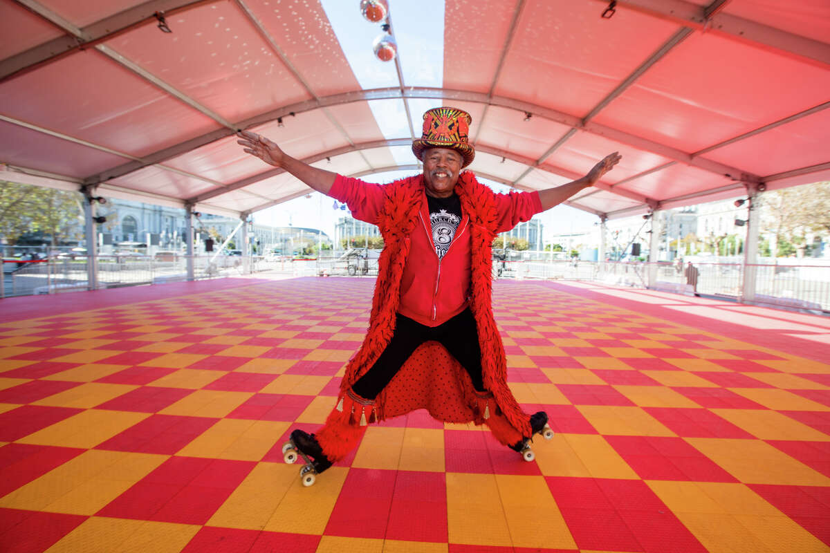 David Miles Jr., conocido como el padrino del skate, patina en la pista de patinaje sobre ruedas emergente San FranDISCO en el Centro Cívico de San Francisco el 3 de noviembre de 2022.