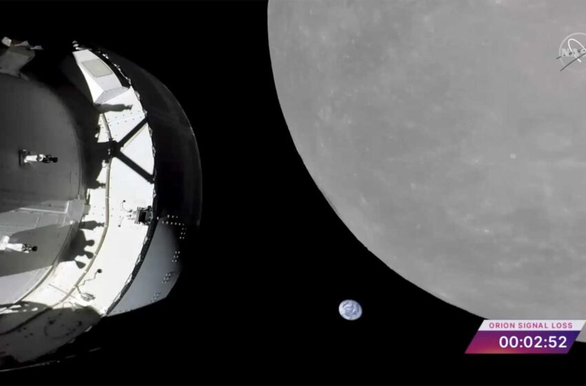  La cápsula de la NASA zumba en la luna, último gran paso antes de la órbita lunar