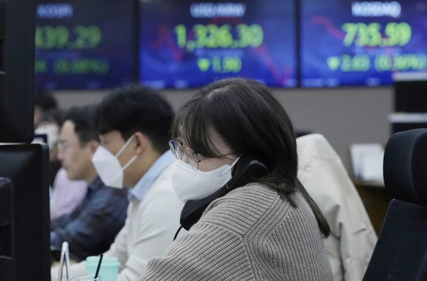  Las acciones mundiales son mixtas mientras los inversores observan la crisis del virus en China