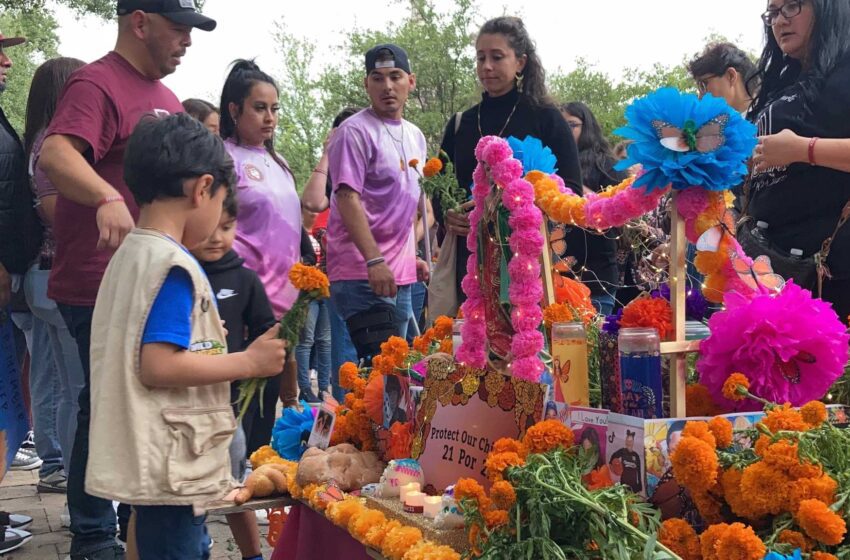  Las familias de Uvalde se reúnen en el Capitolio de Texas para el Día de los Muertos