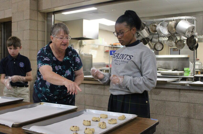  Los alumnos de la escuela católica hornean galletas para dar esperanza a los presos