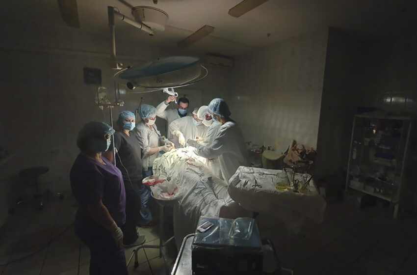  Los cirujanos trabajan con linternas mientras la red eléctrica ucraniana es golpeada