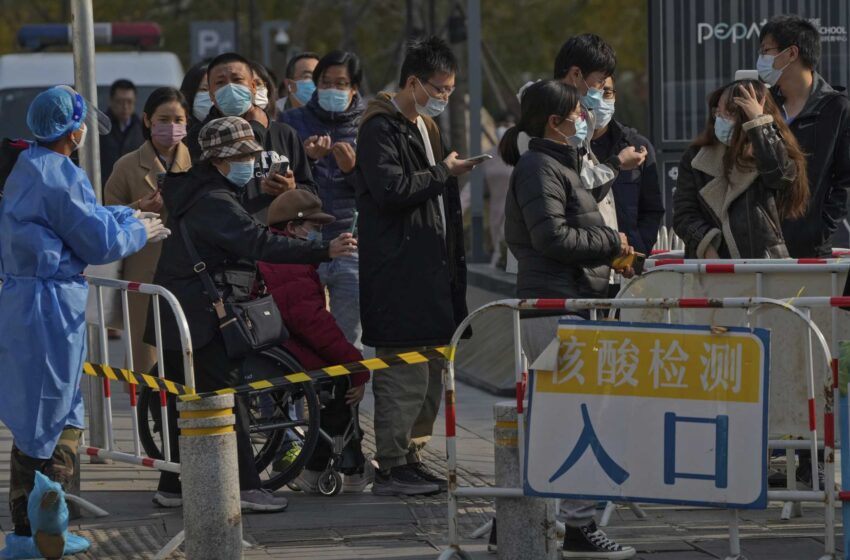  Los residentes se enfrentan a las autoridades chinas por las normas del COVID