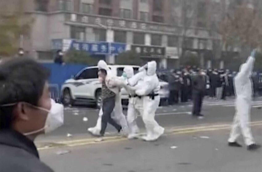  Los trabajadores que protestan son golpeados en una fábrica china de iPhone