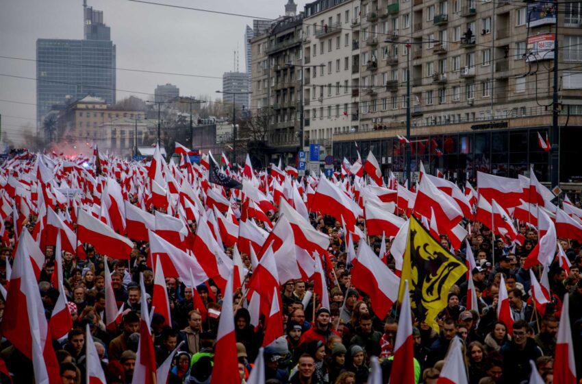  Miles de personas se unen a la marcha nacionalista en el Día de la Independencia de Polonia