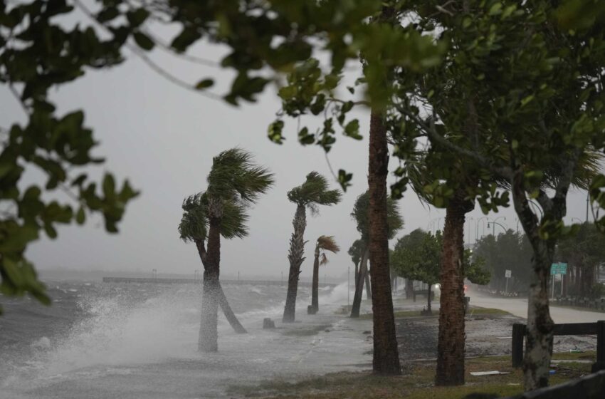  Nicole se debilita a tormenta tropical sobre el centro-este de Florida
