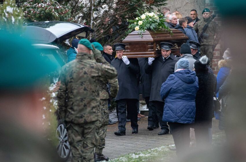  Se celebra el funeral del primero de los dos polacos muertos en la explosión de un misil