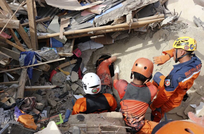  Se intensifican las labores de búsqueda tras el terremoto de Indonesia, en el que murieron 268 personas
