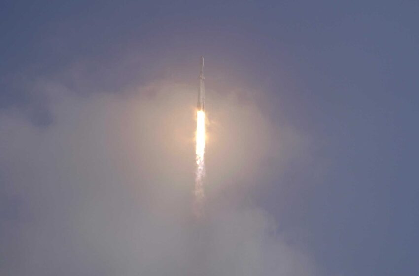  SpaceX aterriza el booster después de un lanzamiento militar con niebla