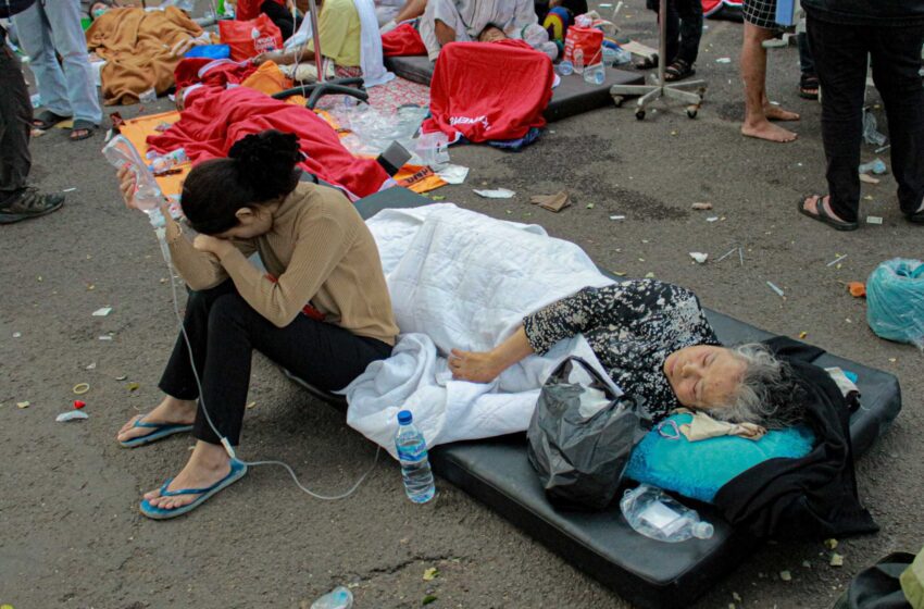  Un fuerte terremoto derriba casas en Java, Indonesia; 62 muertos