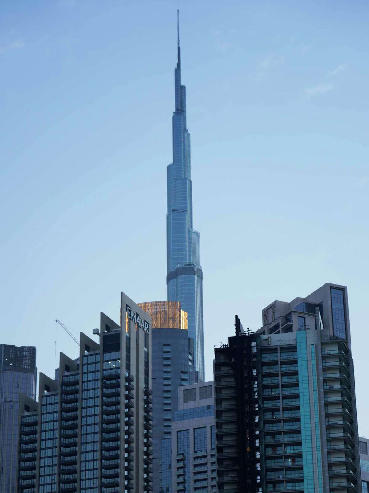 El rascacielos 8 Boulevard Walk, abajo a la derecha, muestra los daños del incendio con el Burj Khalifa, el edificio más alto del mundo, visto detrás de él en Dubai, Emiratos Árabes Unidos, el lunes 7 de noviembre de 2022. Un incendio se produjo en la madrugada del lunes en un edificio de 35 pisos en Dubai, cerca del Burj Khalifa, el edificio más alto del mundo.