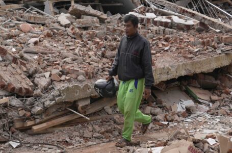 Un superviviente del terremoto de Indonesia llora a 11 familiares mientras se reconstruye