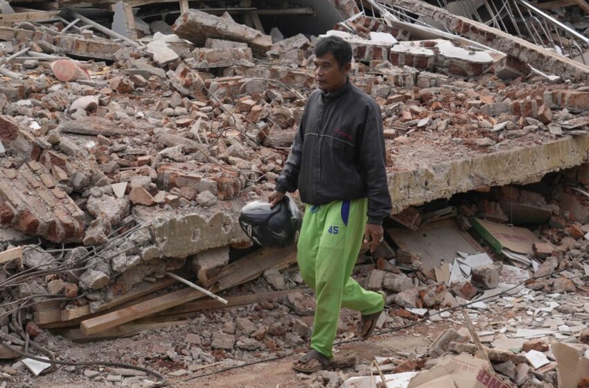  Un superviviente del terremoto de Indonesia llora a 11 familiares mientras se reconstruye
