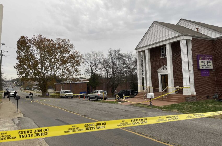  Un tiroteo en un coche hiere a 2 personas en un funeral en una iglesia de Nashville
