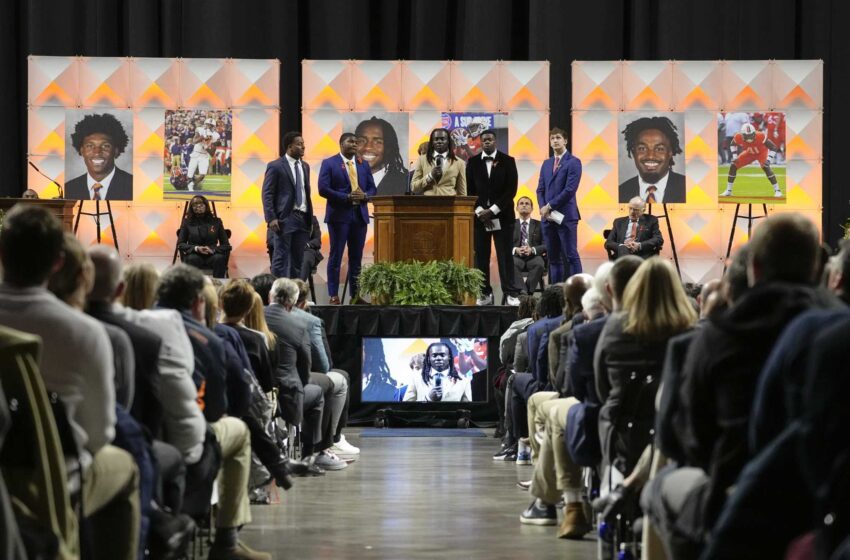  Virginia rinde homenaje a los jugadores asesinados en un servicio conmemorativo en el campus