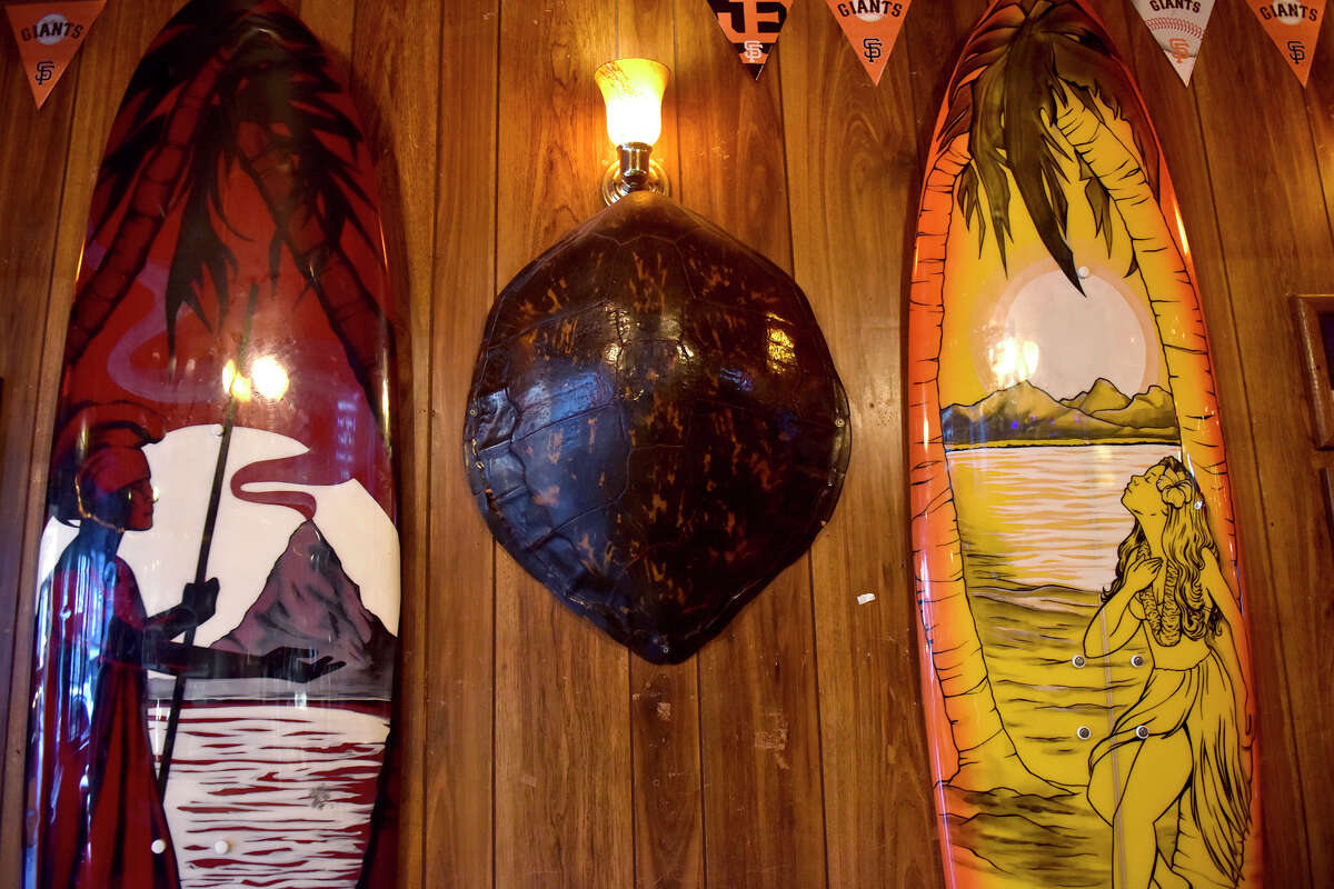 Tablas de surf y un caparazón de tortuga gigante son solo algunas de las muchas decoraciones coloridas en la pared dentro de Mauna Loa, en el Distrito Marina de San Francisco. 