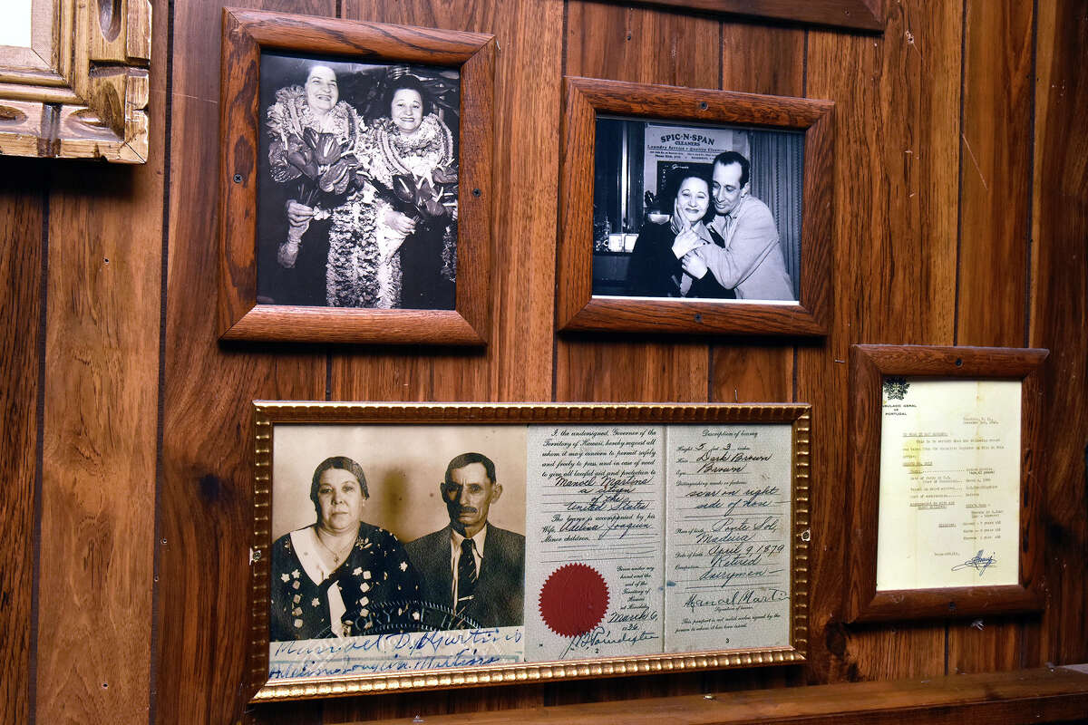 Fotos familiares vinculadas a los orígenes hawaianos de Mona Lua se alinean en las paredes cerca de la mesa de billar dentro del bar. 