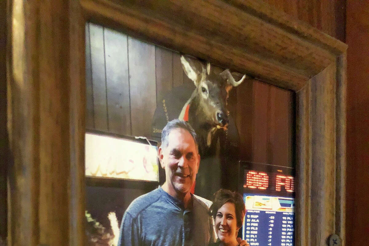 Una foto enmarcada de Bruce Bochy que cuelga dentro de Mauna Loa cerca de la cabeza de ciervo disecada que donó al bar. 