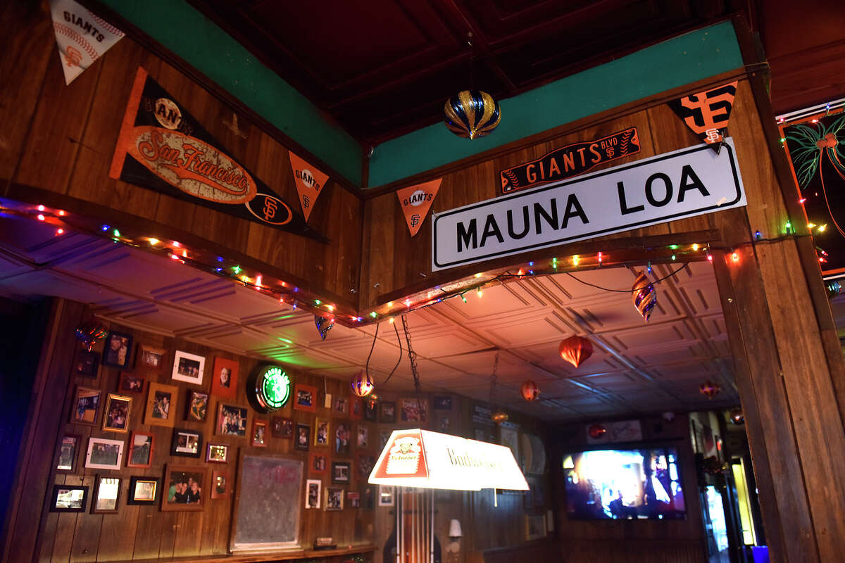 Una vista interior de Mauna Loa, uno de los bares en funcionamiento más antiguos del barrio, el martes 29 de noviembre de 2022. 