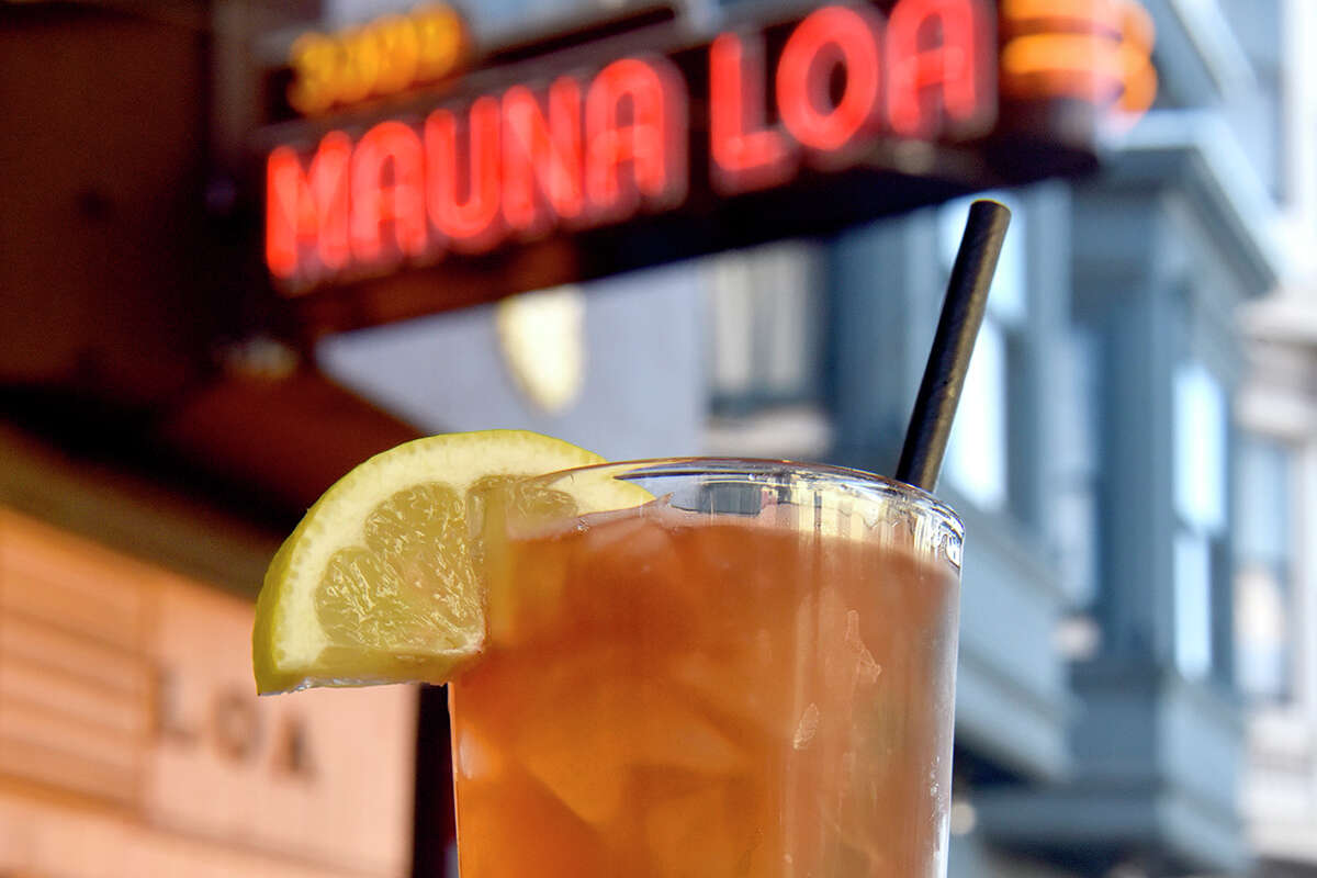 Mauna Loa ha operado en el Distrito Marina de San Francisco durante más de 80 años, aunque en diferentes lugares. La ubicación actual del bar en Fillmore Street ha sido su hogar desde 1950.