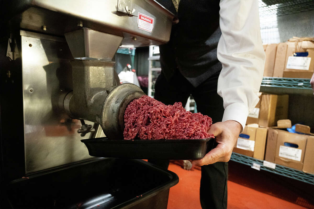 David Samiljan muele carne en Baron's Quality Meats & Seafood dentro de Alameda Marketplace en Alameda, California, el 29 de noviembre de 2022.