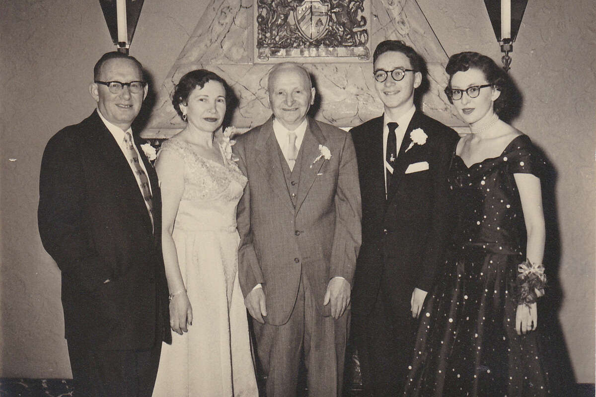 (Desde la izquierda) Harry Kosofsky, Pauline Kosofsky, David Baron, Joel Kosofsky y Esta Samiljan, de soltera Kosofsky, en el bar mitzvah de Joel.