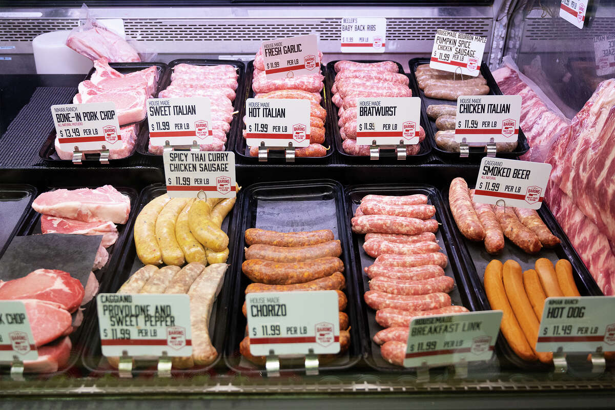 Variedad de carnes en Baron's Quality Meats & Seafood dentro de Alameda Marketplace en Alameda, California, el 29 de noviembre de 2022.