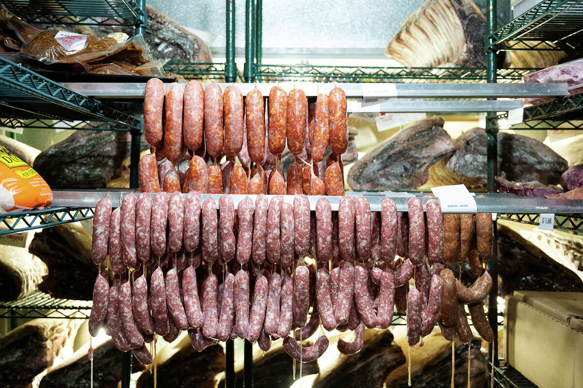 Salchichas italianas y de desayuno en Baron's Meats & Seafood dentro de Alameda Marketplace en Alameda, California, el 29 de noviembre de 2022.