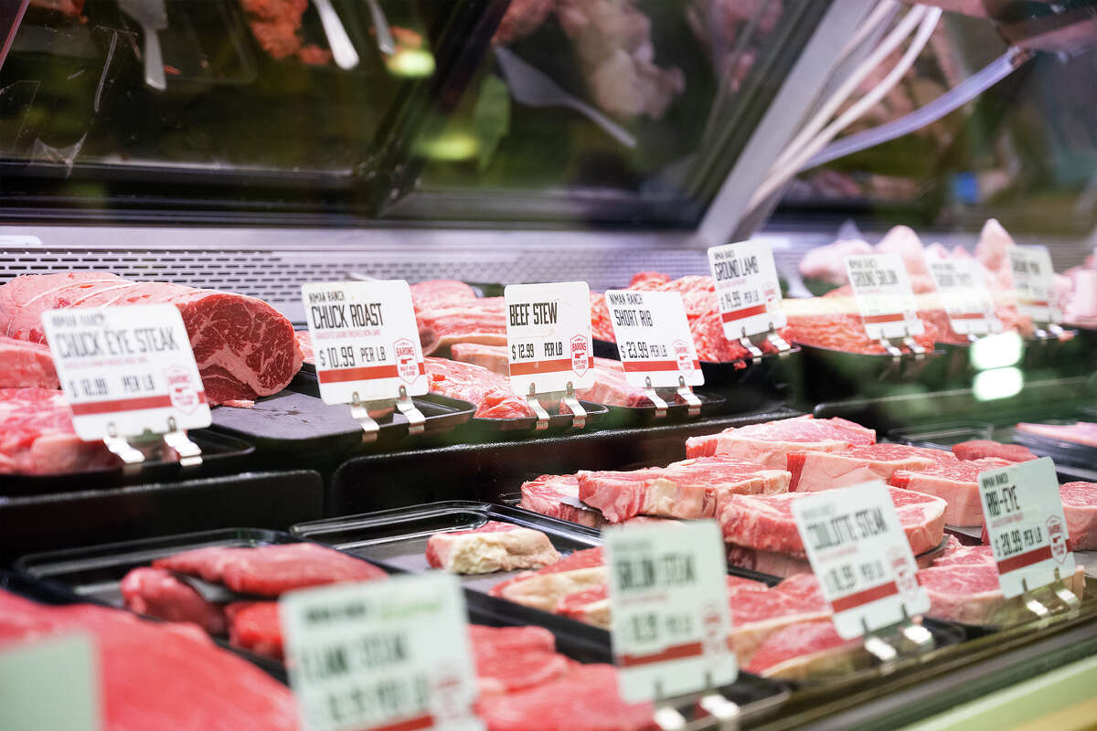 Variedad de carnes en Barons Meats and Seafood dentro de Alameda Marketplace en Alameda CA, 29 de noviembre de 2022