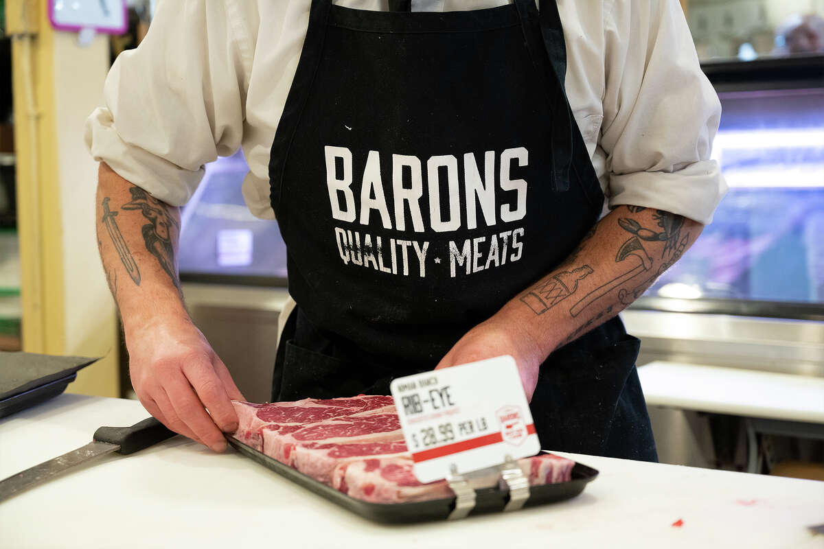 Jamison Lipps prepara bistecs en Barons Quality Meats and Seafood dentro de Alameda Marketplace en Alameda CA, 29 de noviembre de 2022