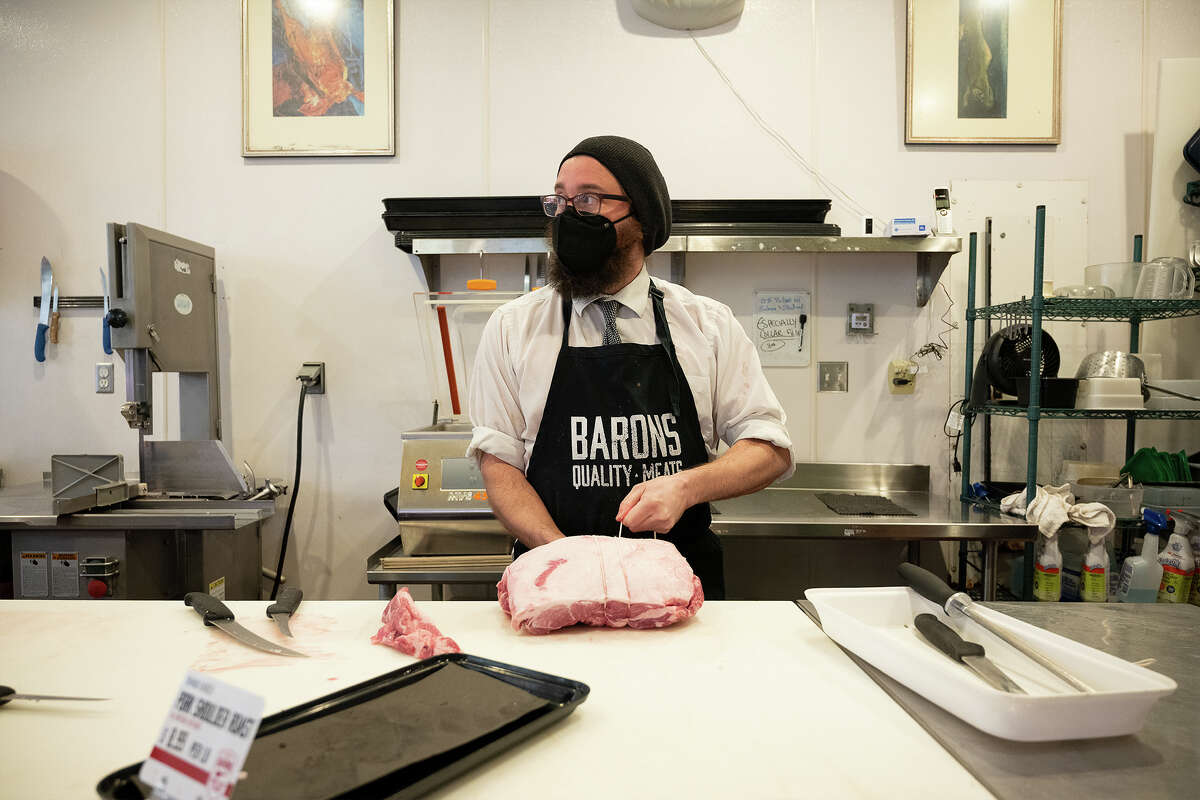 Scott Gehring prepara carne en Barons Quality Meats and Seafood dentro de Alameda Marketplace en Alameda CA, 29 de noviembre de 2022