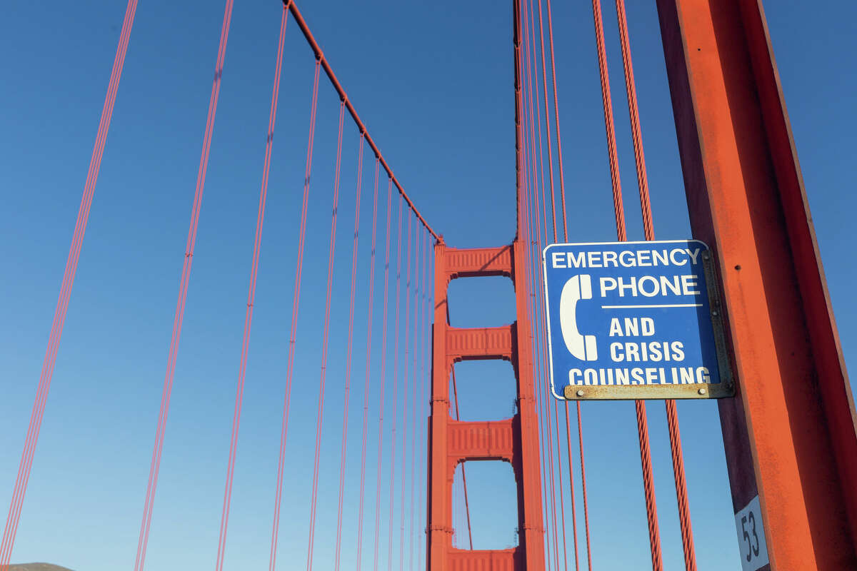Un cartel para una línea de ayuda en el puente Golden Gate.