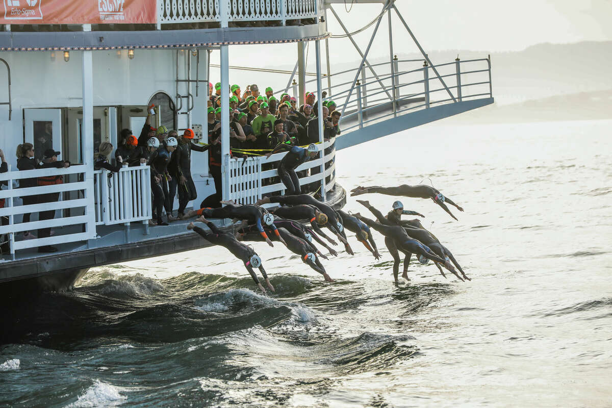 Los nadadores se sumergen en la bahía cuando dan inicio al triatlón anual 39 Escape from Alcatraz en San Francisco el domingo 9 de junio de 2019. 