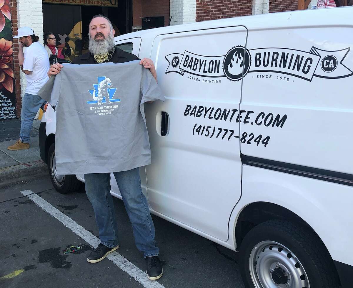 Adam Bergeron de CinemaSF posa con una camiseta de Godzillafest impresa por Babylon Burning. 