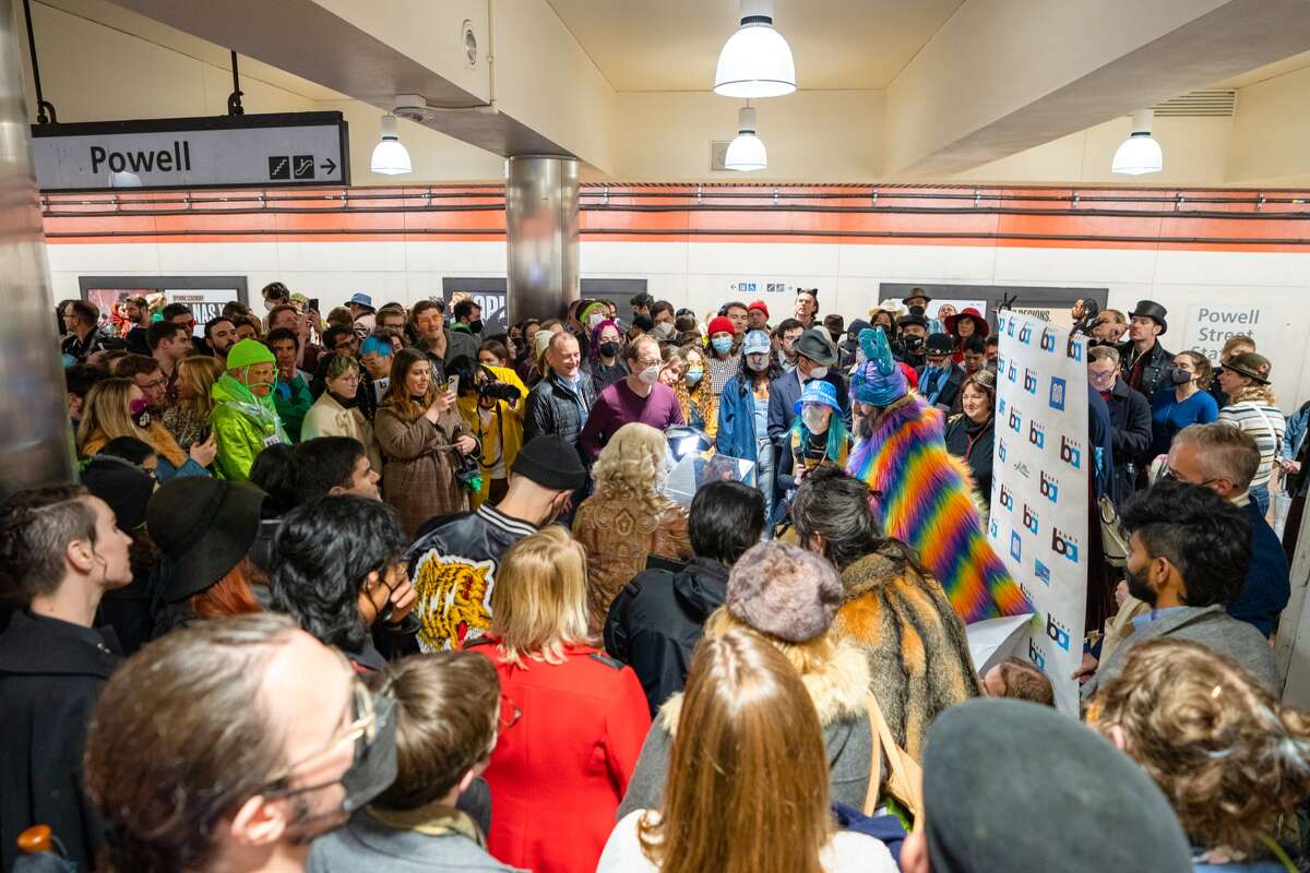 Los asistentes a la exhibición de arte BART Basel 2022 admiran el arte en exhibición en la estación Powell Bart en el centro de San Francisco, California, el sábado 3 de diciembre de 2022.