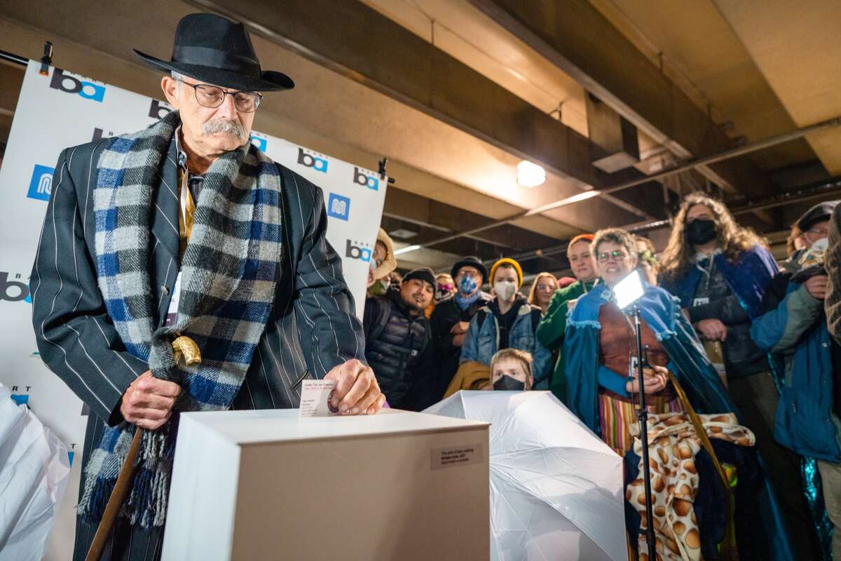 El artista de Paul Drexler que participa en BART Basel 2022 exhibe una obra de arte de tarjeta de presentación en la estación Embarcadero Bart en el centro de San Francisco, California, el sábado 3 de diciembre de 2022.