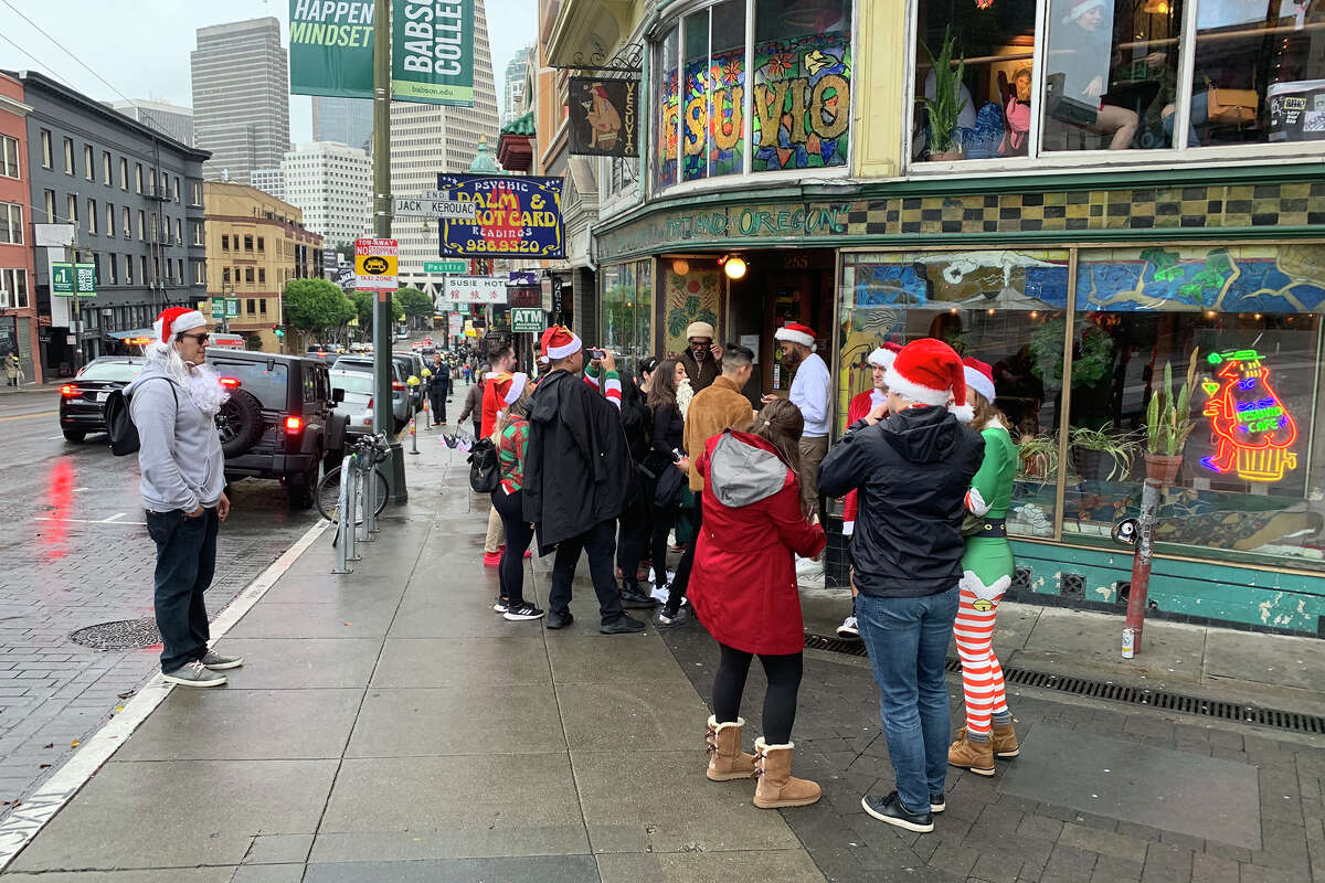 Es esa época del año en San Francisco cuando cientos de Santas acuden en masa a Union Square para comenzar uno de los recorridos de bares más notorios en la historia de esta ciudad.
