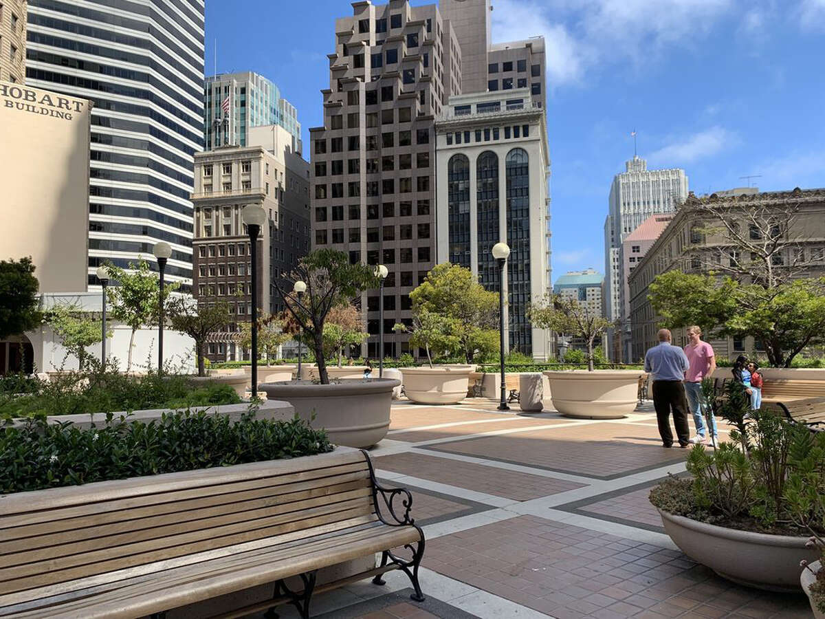 Una vista del espacio abierto público de propiedad privada en el techo de One Montgomery en el centro de San Francisco.